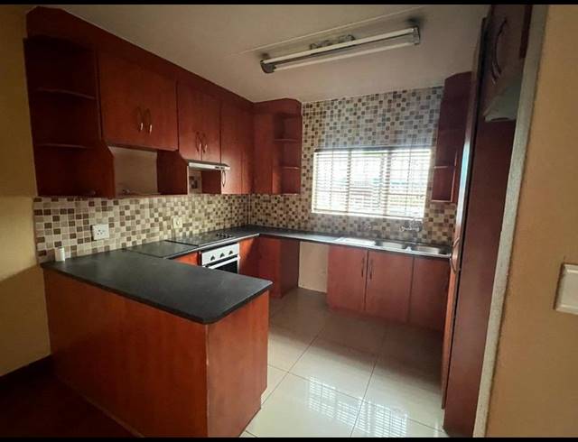 2 BEDROOM PROPERTY TO RENT IN VAN RIEBEECK PARK